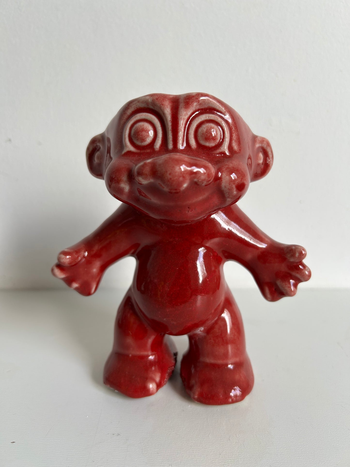 Macetero Trolls cerámica GRES, color rojo.