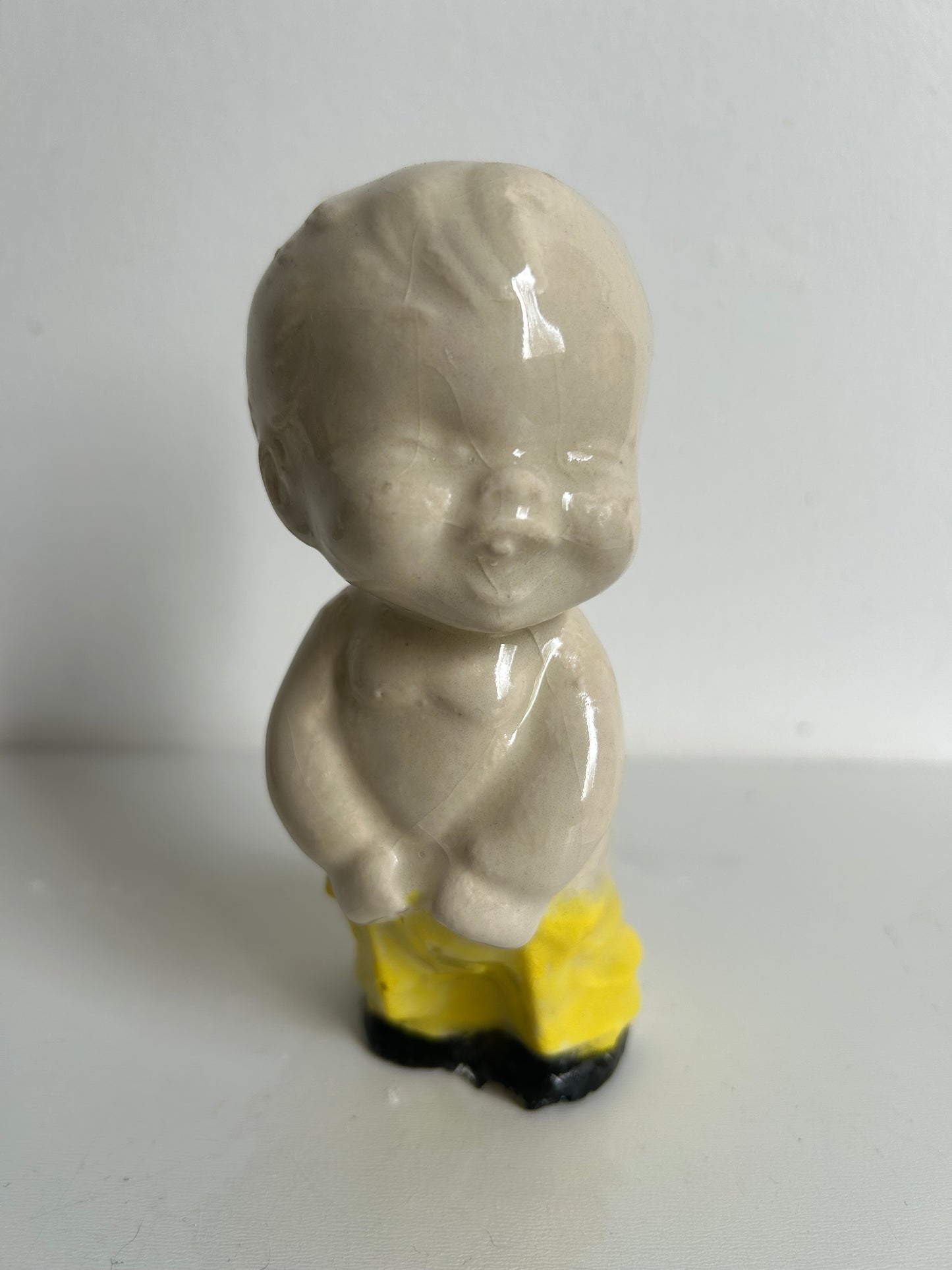Kewpie estilo Vintage, amarillo con negro.