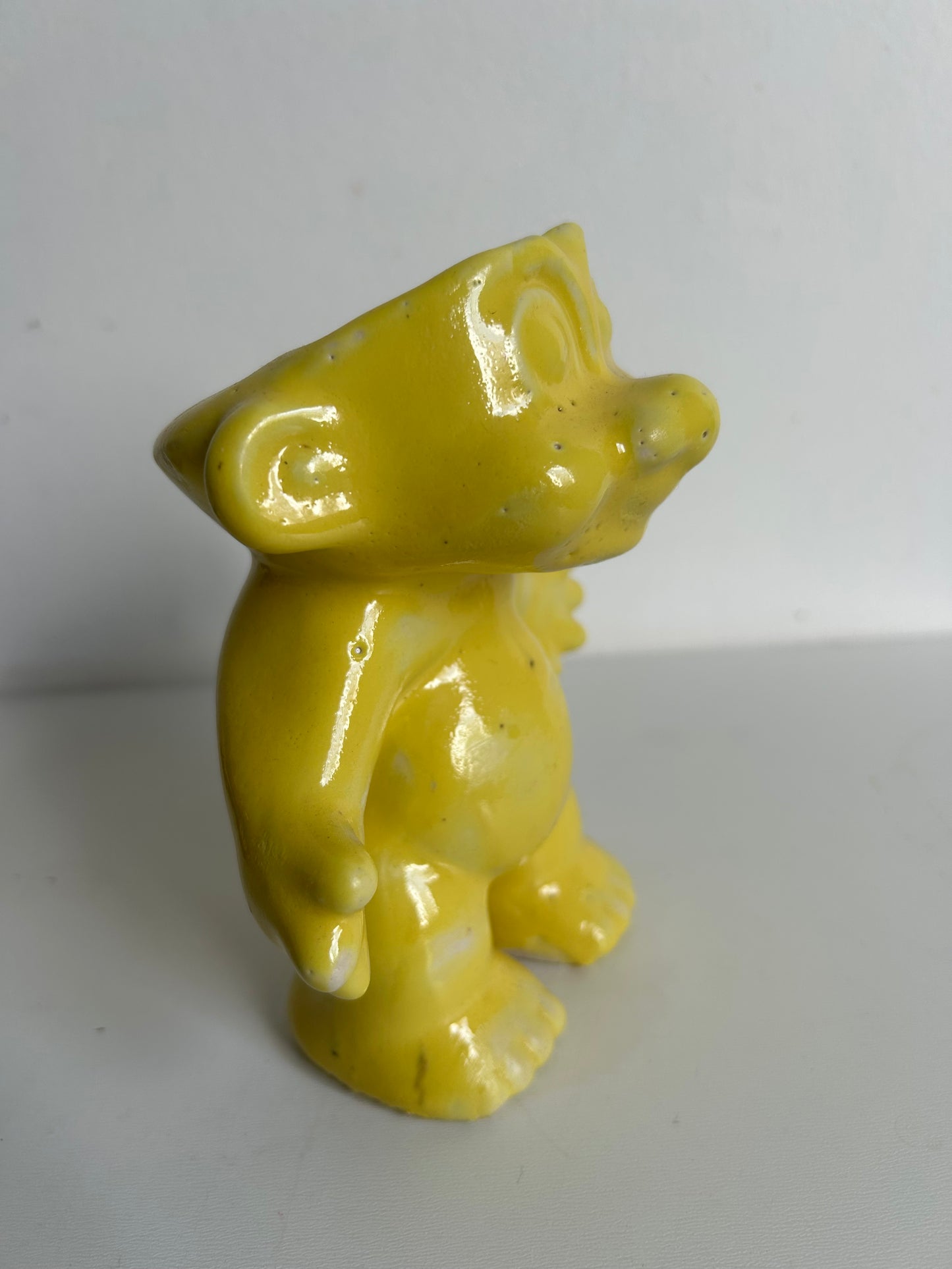 Macetero Trolls cerámica GRES, color amarillo.
