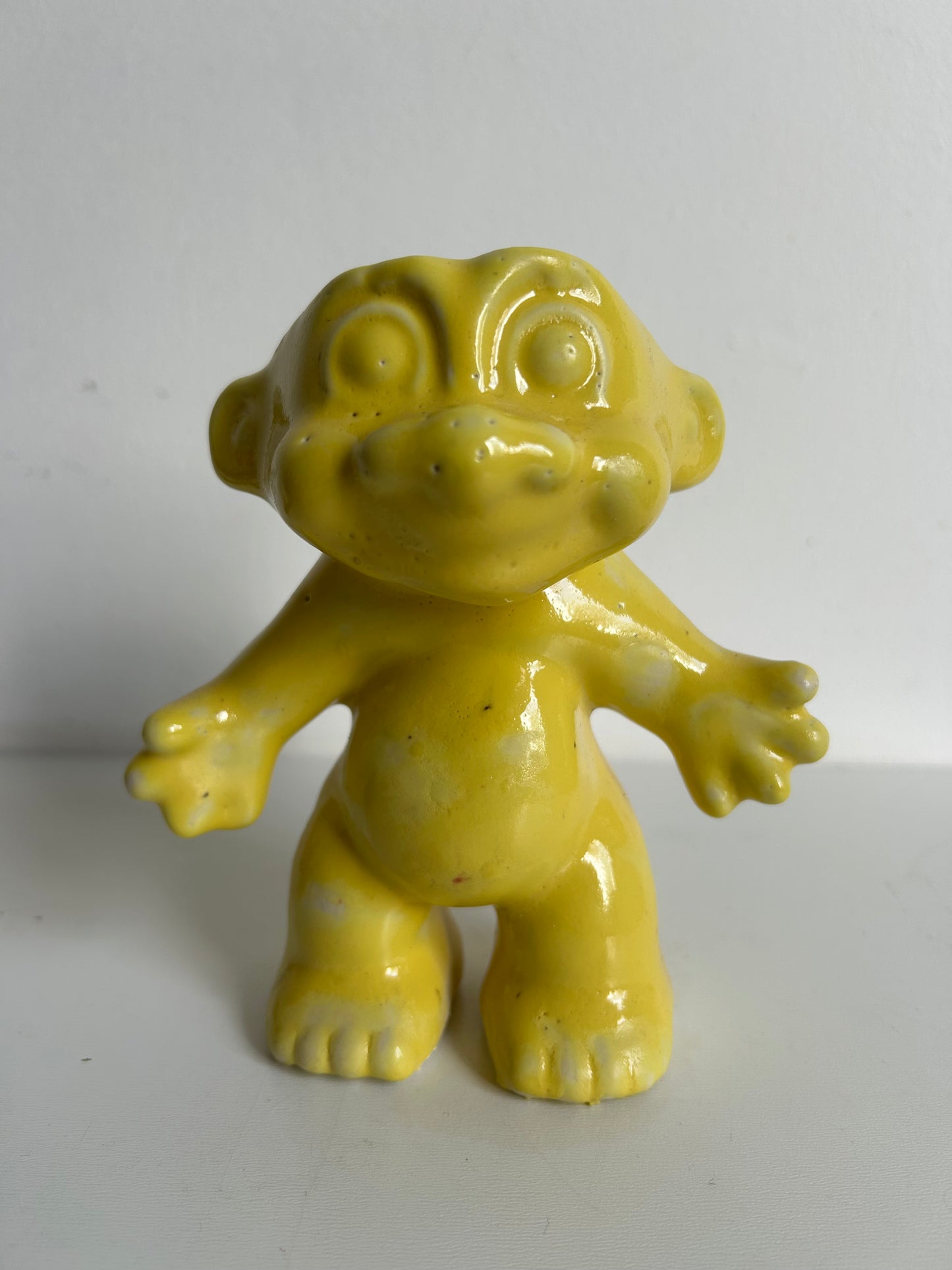 Macetero Trolls cerámica GRES, color amarillo.