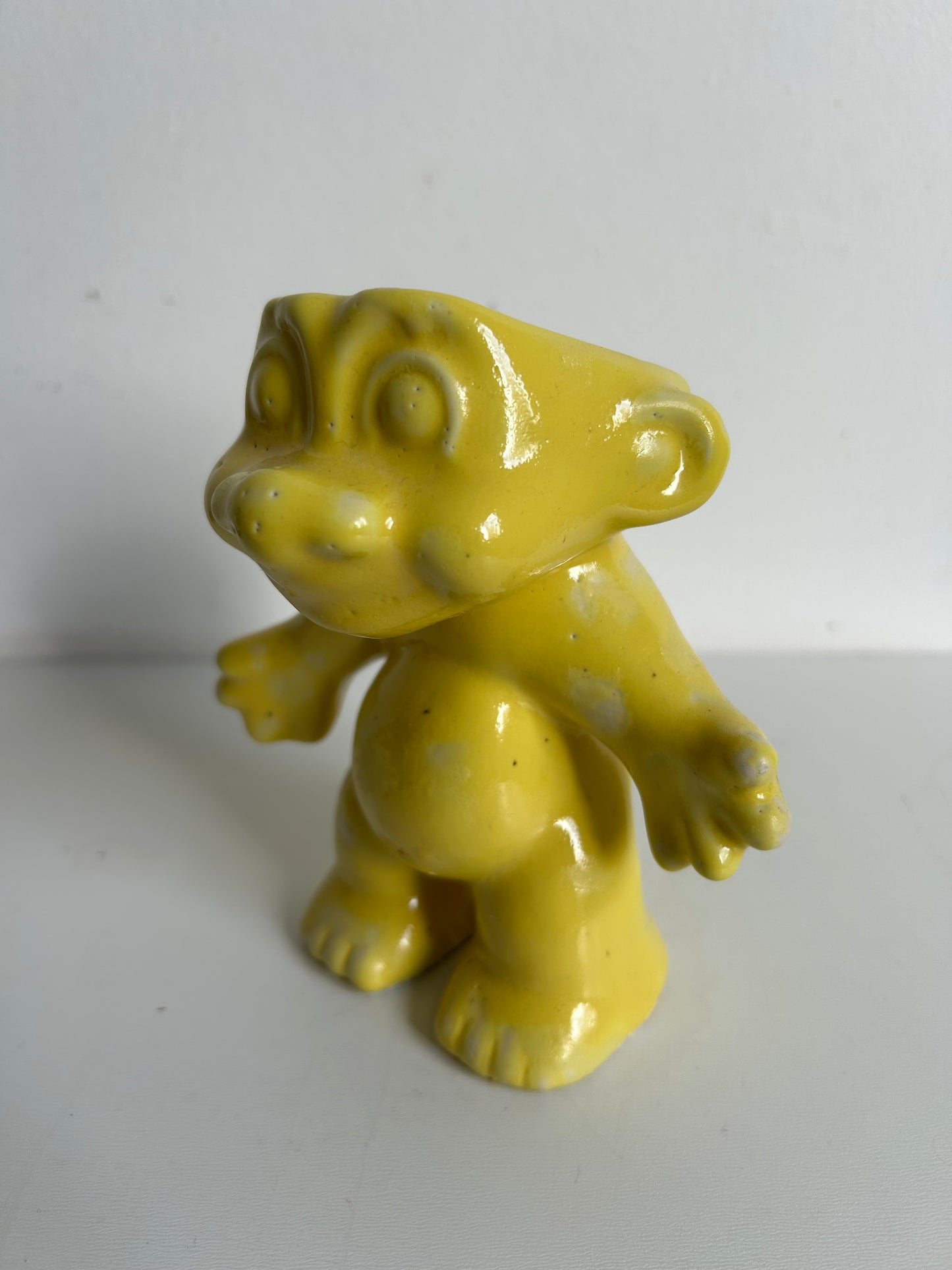 Macetero Trolls cerámica GRES, color amarillo.