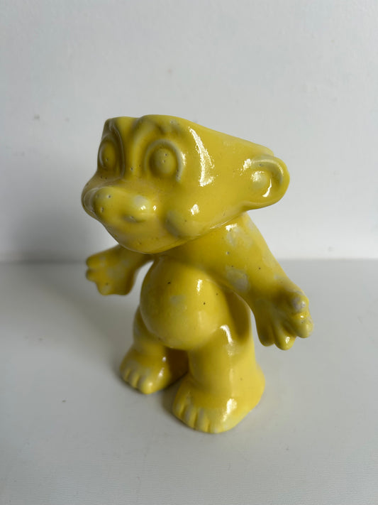 Macetero Trolls cerámica GRES, color amarillo.