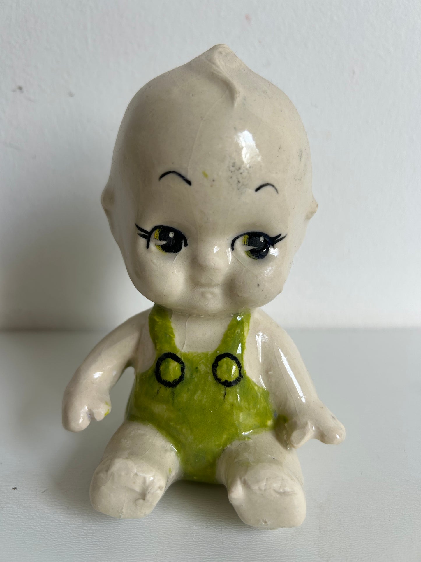FRACASITO Kewpie estilo Vintage, SENTADO VERDE CON NEGRO.