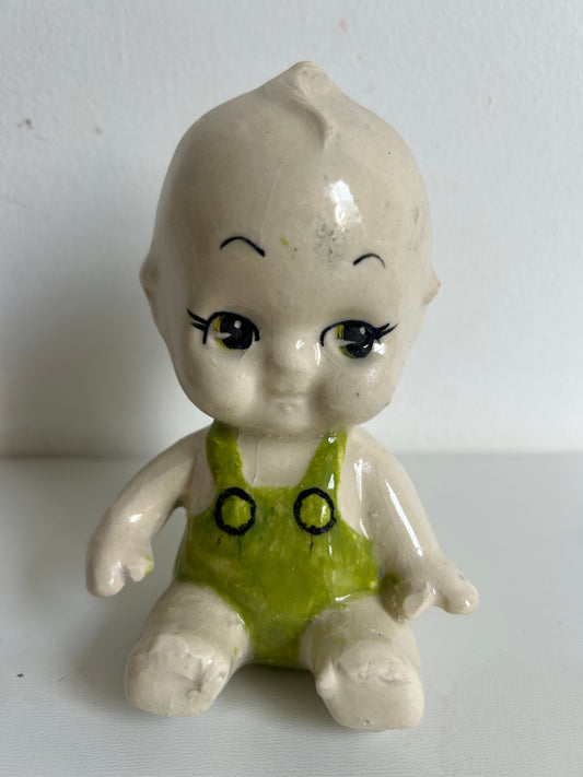 FRACASITO Kewpie estilo Vintage, SENTADO VERDE CON NEGRO.