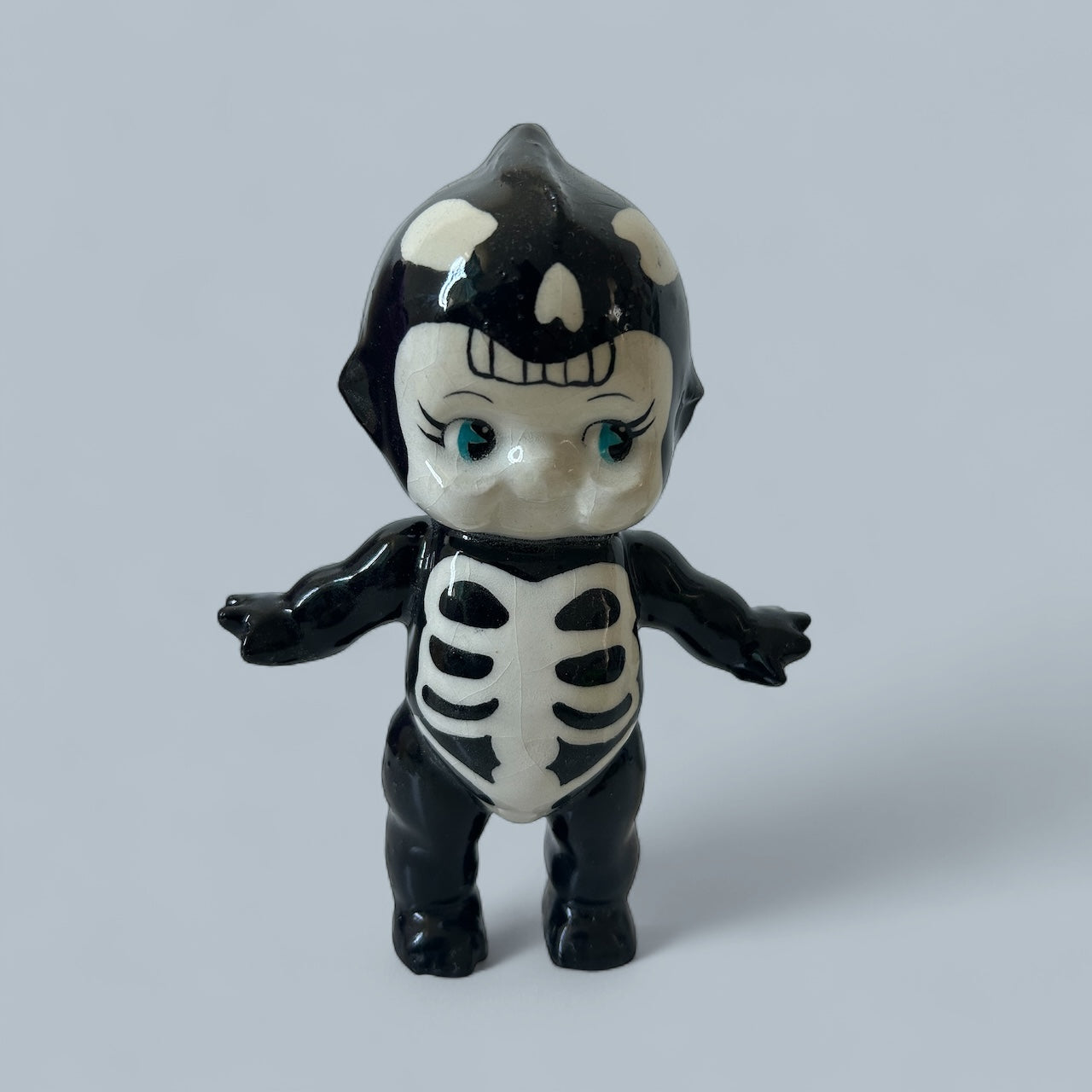 KEWPIE "CALAVERA" de cerámica.