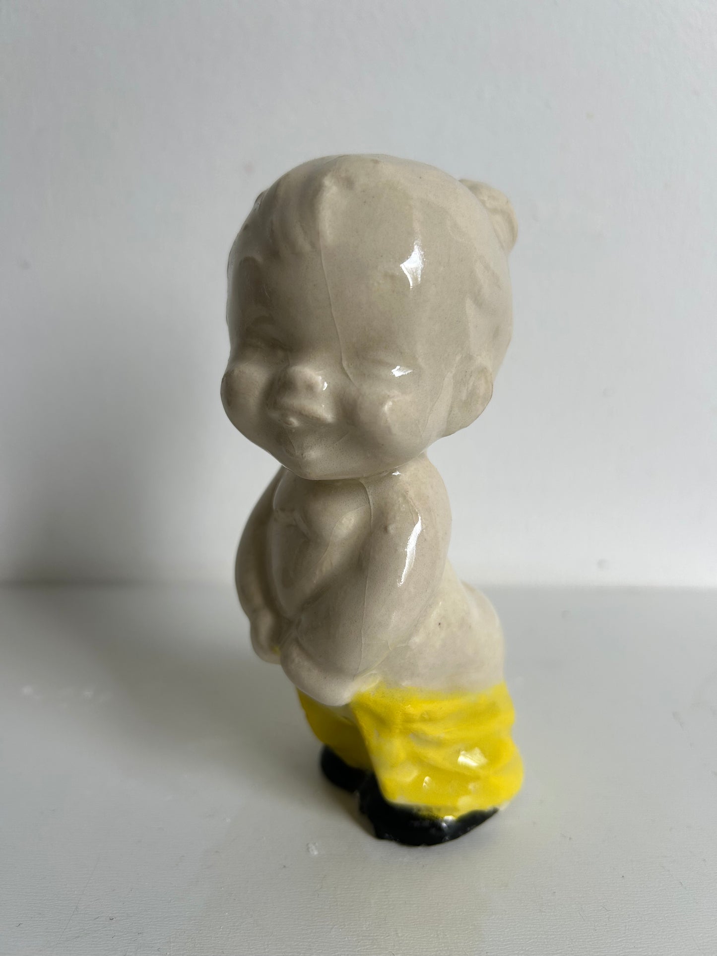 Kewpie estilo Vintage, amarillo con negro.