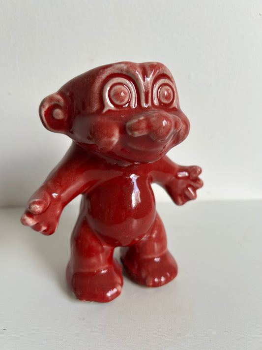 Macetero Trolls cerámica GRES, color rojo.